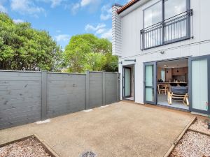 Beautifully Styled 2Br w 2 Carparks & Aircon