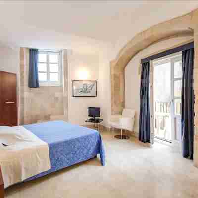 Royal Maniace Hotel Rooms