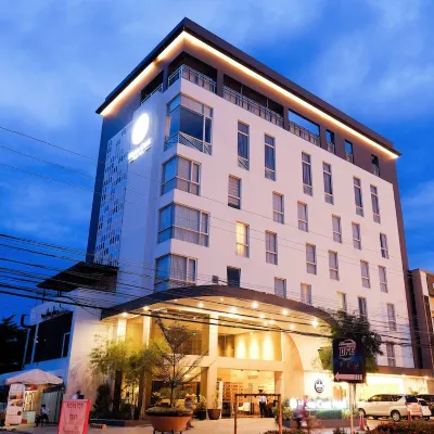 Home Crest Hotel Отели рядом с достопримечательностью «Торговый центр SM City Davao»