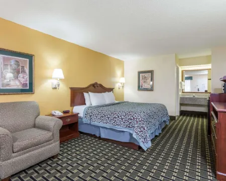 Days Inn & Suites by Wyndham Warner Robins Near Robins AFB Hotels in Warner Robins