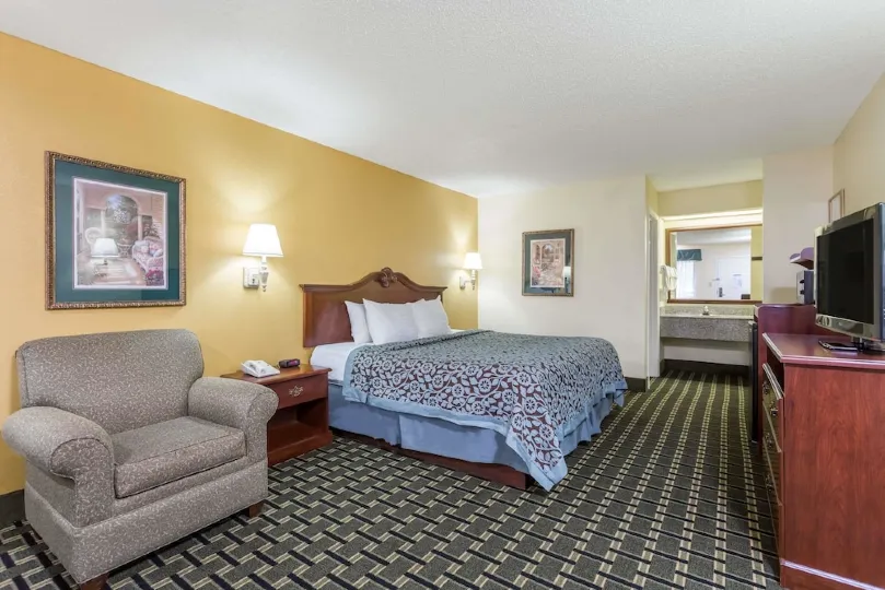 Days Inn & Suites by Wyndham Warner Robins Near Robins AFB