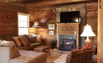 Hilltop Hideaway 3 Bedrooms 2 Bathrooms Cabin