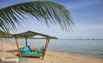 Upni Duniya - Luxury, Beachfront 9-Suites Villa