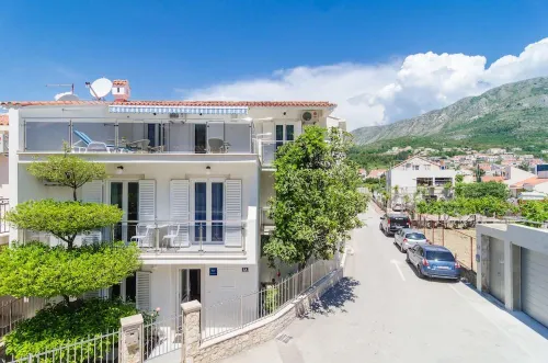 Rooms & Apartments Barišić فنادق في Mlini