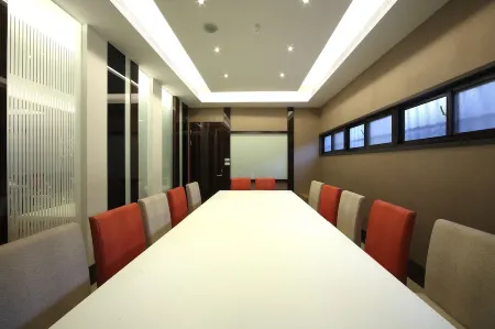 Idol Hotel Отели рядом с достопримечательностью «Qijin Windmill Park»