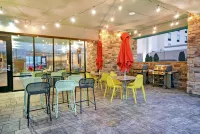 Home2 Suites by Hilton Beloit - Pools