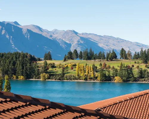 Copthorne Hotel And Resort Queenstown Lakefront Hotel berhampiran Patung Moa