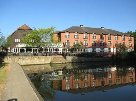 The Bridge Hotel Отели в г. Шеппертон