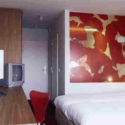 Corbie Lommel Rooms