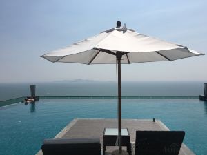 WONG AMAT TOWER Luxury Seaview Apartment