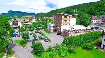 HÔTEL de Ville - la Baie du Lac فنادق في Le Pont