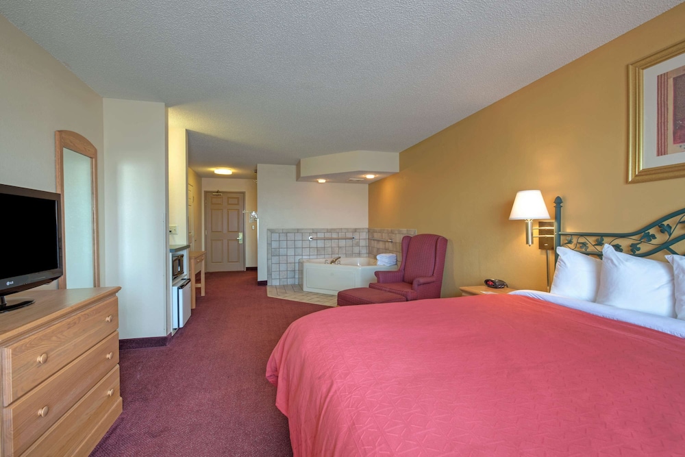 Country Inn & Suites by Radisson, Forest Lake, MN