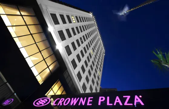 布爾薩皇冠假日酒店