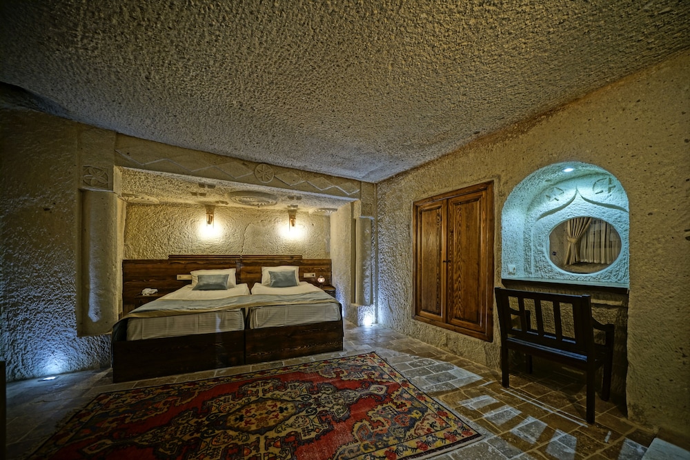 Castle Cave Hotel