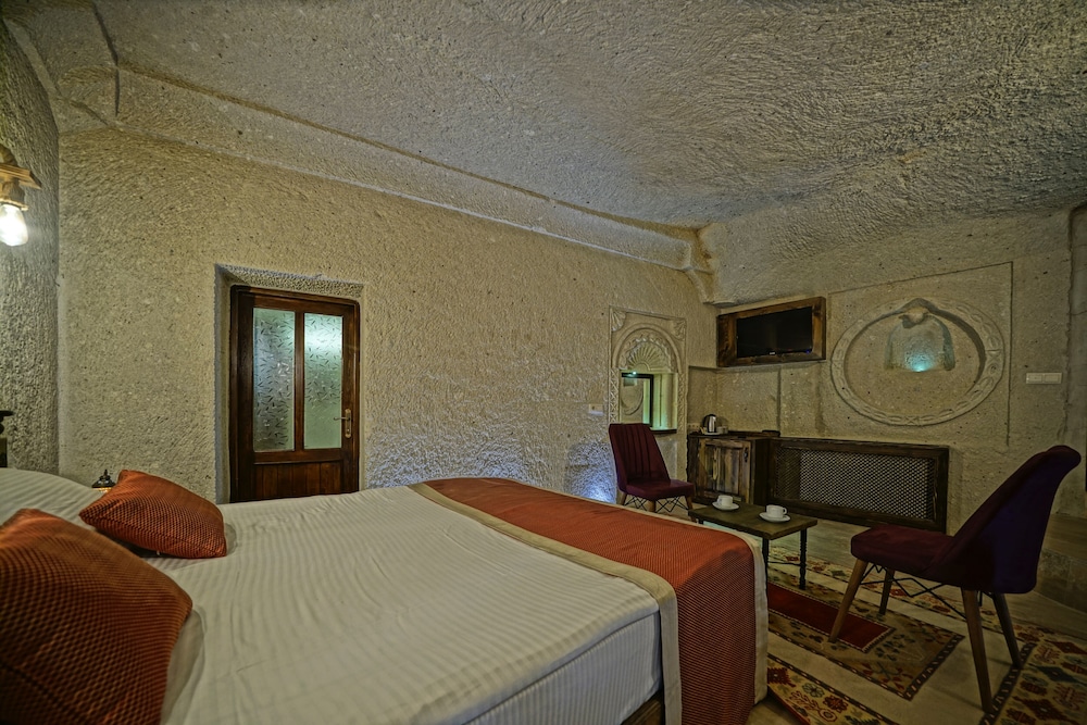 Castle Cave Hotel