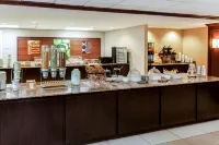 La Quinta Inn & Suites by Wyndham Milwaukee Bayshore Area - breakfast