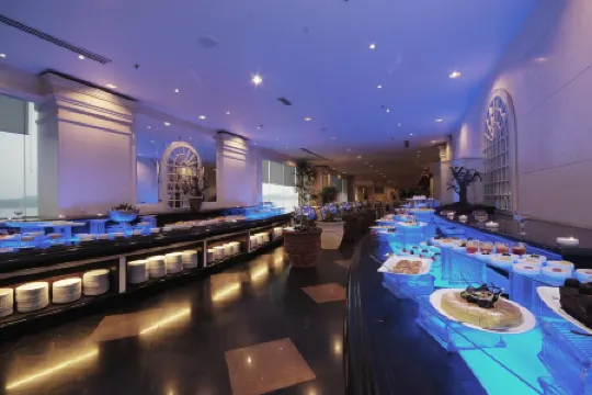 Berjaya Waterfront Hotel Отели рядом с достопримечательностью «Century Garden»