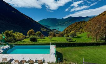 In a Green and Relaxing Atmosphere, with Pool and Stunning Lake View