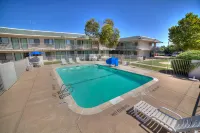 Super 7 Inn