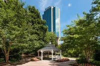 Hilton Alexandria Mark Center Отели рядом с достопримечательностью «Контрабандс энд Фридмен Семетери Мемориал»