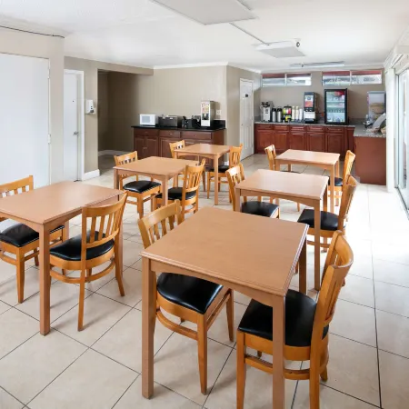 The Midtowner Hotel, SureStay Collection by Best Western Отели рядом с достопримечательностью «Капитол Парк»