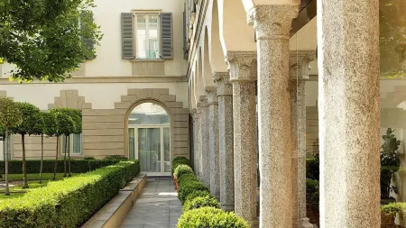 Four Seasons Hotel Milano Отели рядом с достопримечательностью «Миланский университет Бикокка»