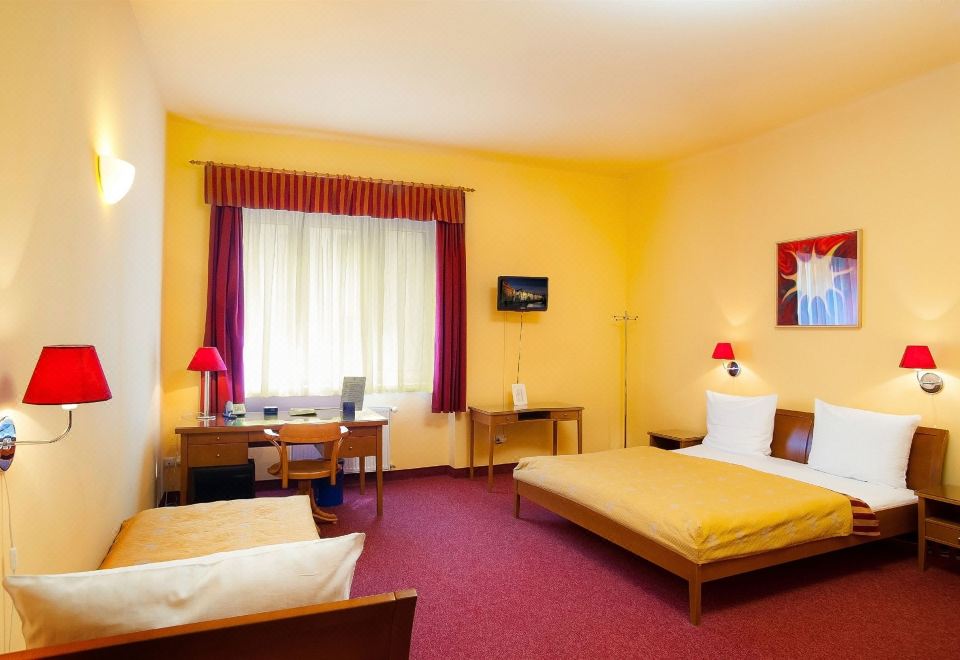 Cloister Inn Hotel Over view