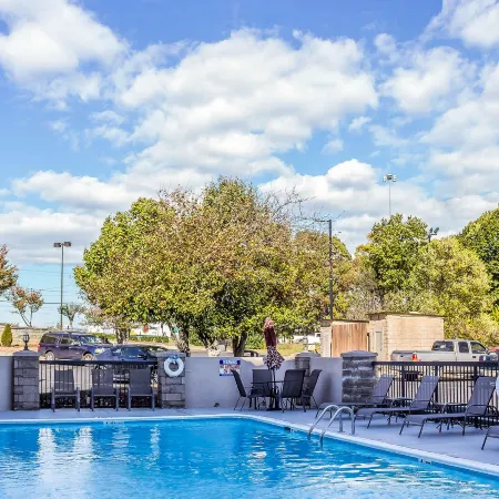 Comfort Inn Greensboro - Kernersville Отели рядом с достопримечательностью «Торговый центр Four Seasons»