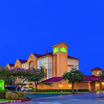 La Quinta Inn & Suites by Wyndham Dallas Arlington South