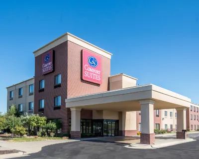 Comfort Suites Speedway - Kansas City Hotels near Legends Outlets Kansas City