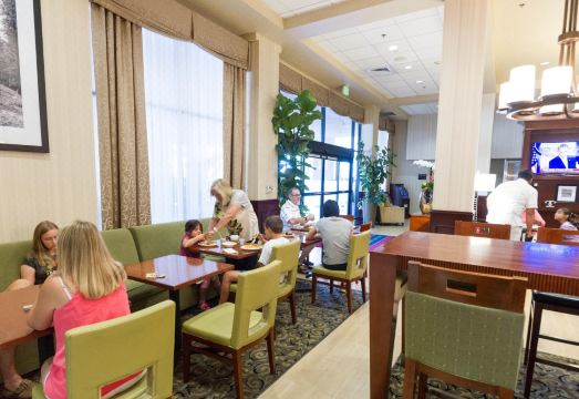 Hampton Inn & Suites의 깔끔한 객실 내부