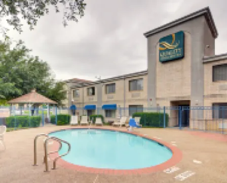 Quality Inn & Suites Hotels in Grand Prairie