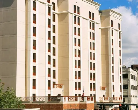 ハンプトン イン & スイーツ アルバニー - ダウンタウン オールバニーのホテル