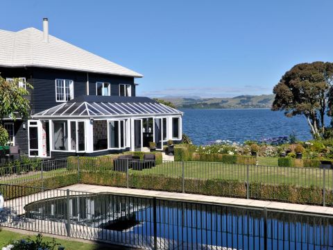 Black Swan Lakeside Boutique Hotel