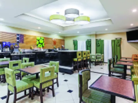 La Quinta Inn & Suites by Wyndham Pearland - Houston South Hotels in Pearland