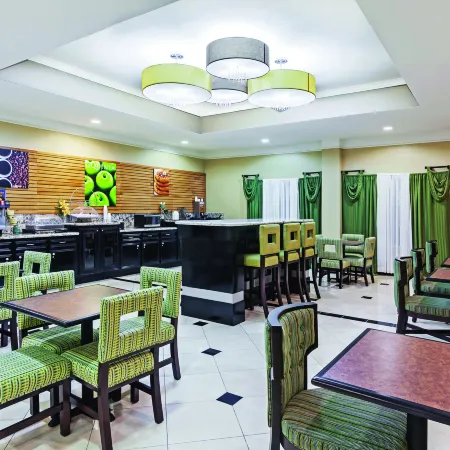 La Quinta Inn & Suites by Wyndham Pearland - Houston South