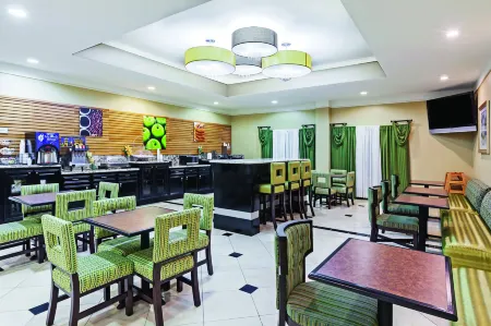 La Quinta Inn & Suites by Wyndham Pearland - Houston South Отели в г. Перлэнд