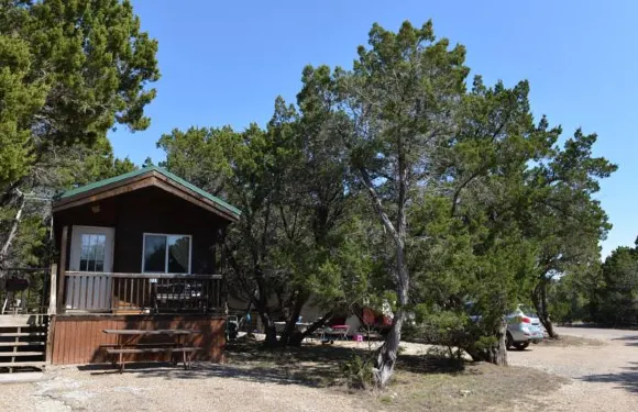 惠特尼湖露營度假村小屋1號