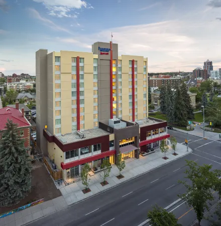 Fairfield Inn & Suites Calgary Downtown Отели рядом с достопримечательностью «Библиотека Сентрал»