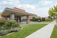 Ramada by Wyndham Kelowna Hotel & Conference Center Hotel dekat Father Pandosy Mission
