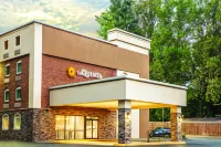 Clarion Pointe Charlottesville فنادق في جاك جويت