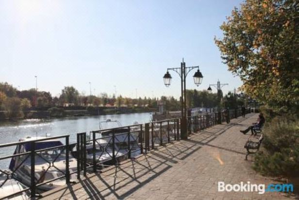 Disney à Paris Appartement Avec Parkings Gratuits et sécurisés, au Pied des Transports - Housity