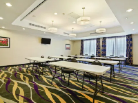 La Quinta Inn & Suites by Wyndham Luling Hotels in Luling