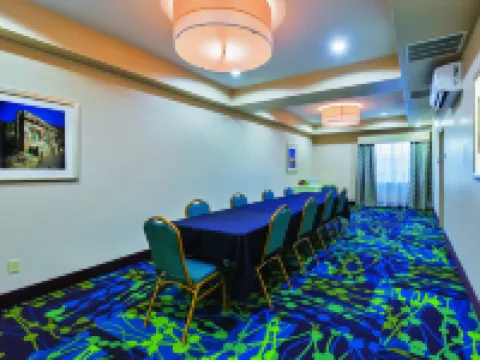 La Quinta Inn & Suites by Wyndham Midland North Hotels in Midland