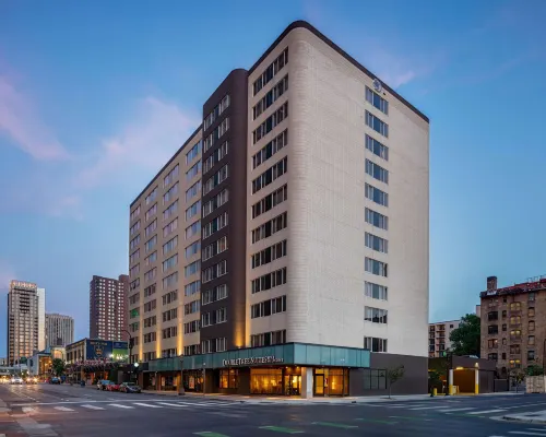DoubleTree Suites by Hilton Minneapolis Hotels near The Armory