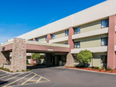 Quality Inn & Suites Warren - Detroit Hotels in Warren