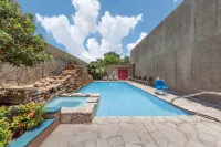 DoubleTree by Hilton Laredo - piscine