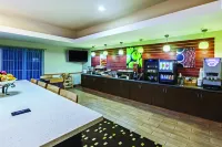 La Quinta Inn & Suites by Wyndham Paris - Aamiainen