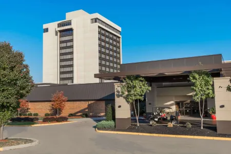 Delta Hotels Marriott Cincinnati Sharonville Отели рядом с достопримечательностью «Уинтон Вудс»