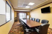 Comfort Inn & Suites فنادق في بليثفيل